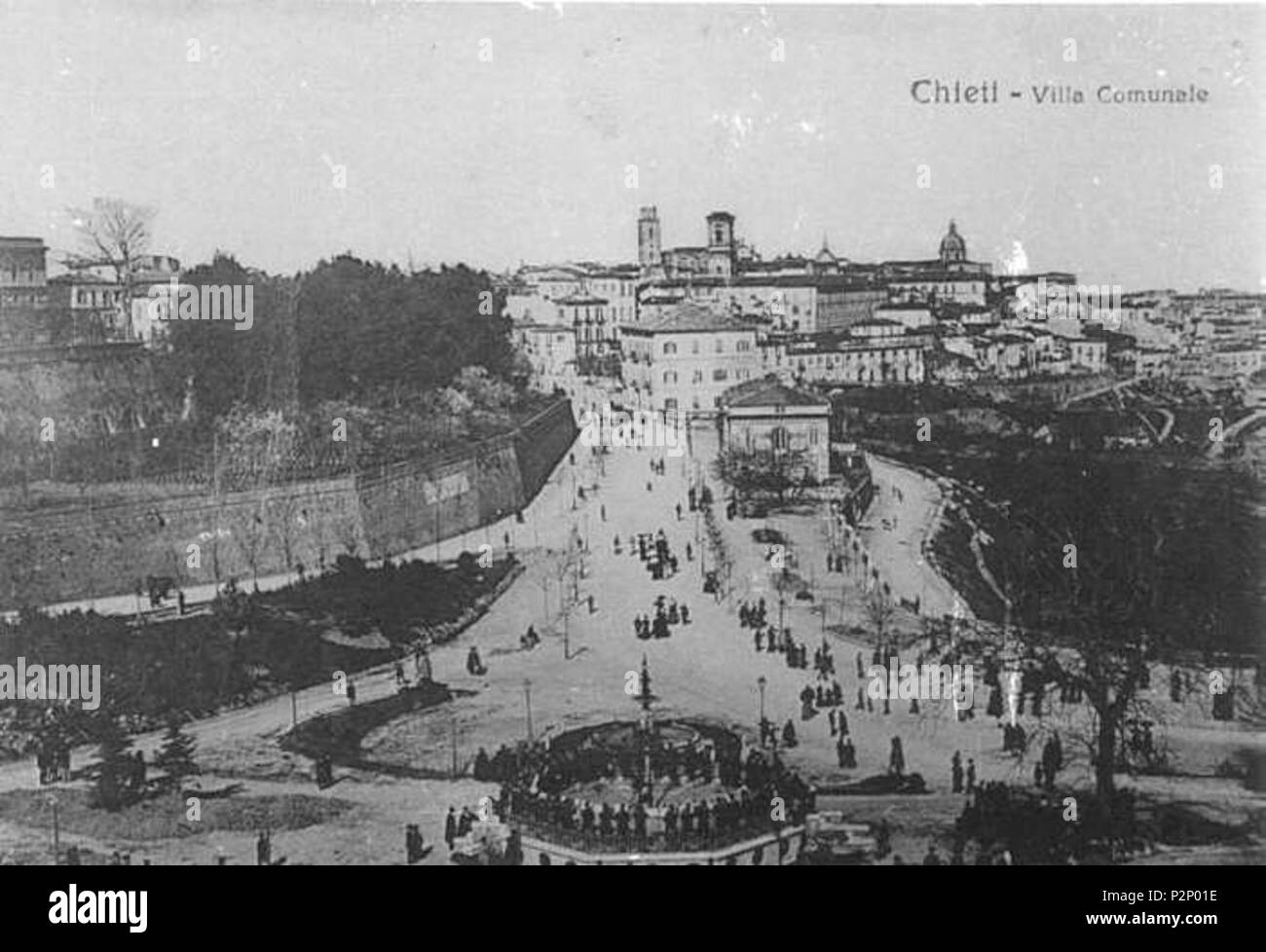 . Italiano: Vecchia foto che ritrae il piazzale Mazzini della Villa comunale di Chieti con la grande fontana posta al centro. prima di 1940s. Unknown 92 Villa comunale (Chieti)-vecchia foto Foto Stock