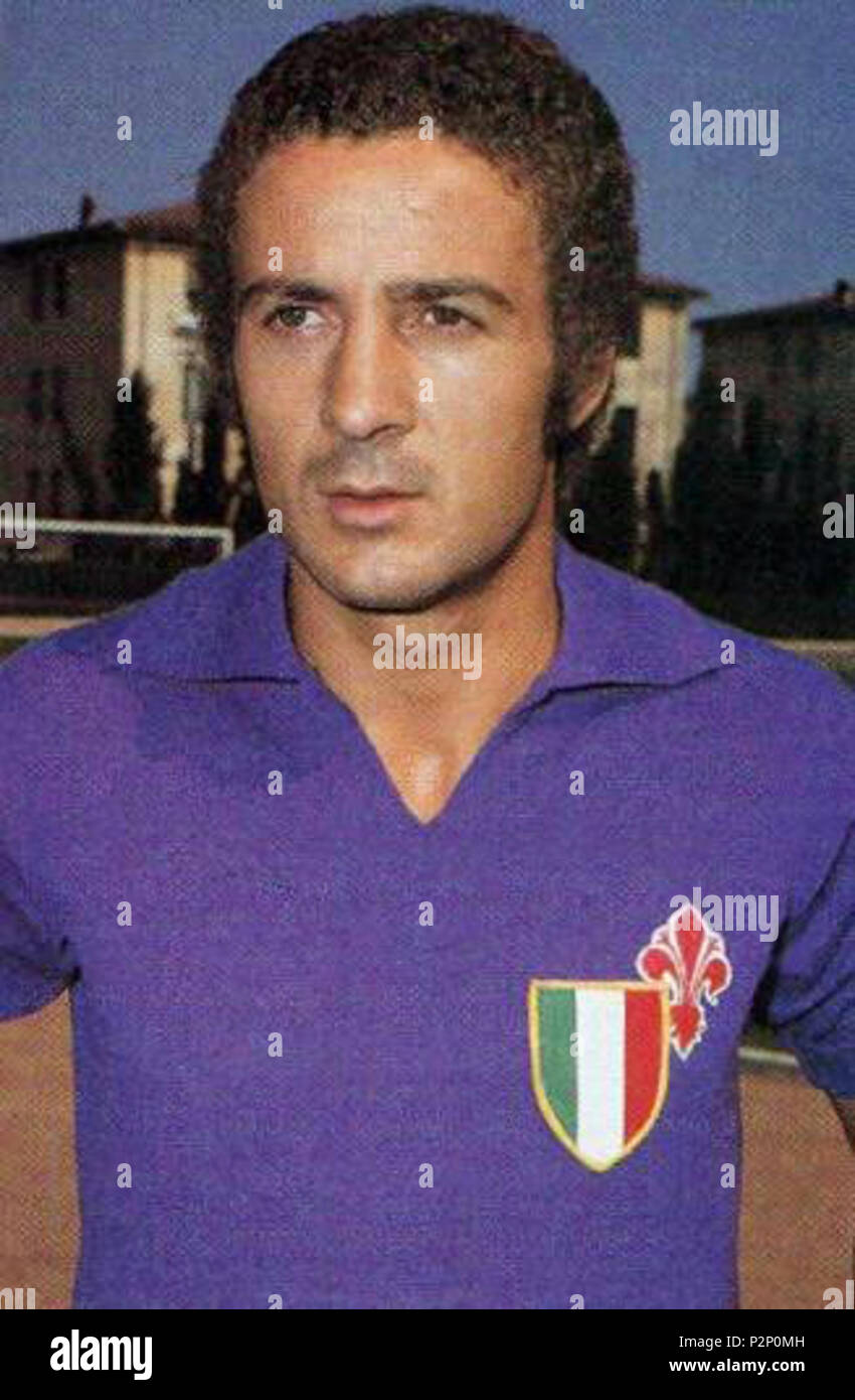 . Inglese: Associazione Italiana Calciatori Luciano Chiarugi indossando la maglia di ACF Fiorentina appena laureated campione italiano . 1969. 49 sconosciuto Luciano Chiarugi 1969 Foto Stock