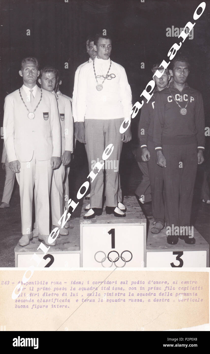 . Ciclismo crono team Podio al 1960 Olimpiadi. Da sinistra a destra: Täve Schur, Erich Hagen, X, X, Eugeni Klevtsov, Viktor Kapitonov (?) . 1960. 76 sconosciuto di ciclismo su strada 1960 Olimpiadi team Podio Foto Stock