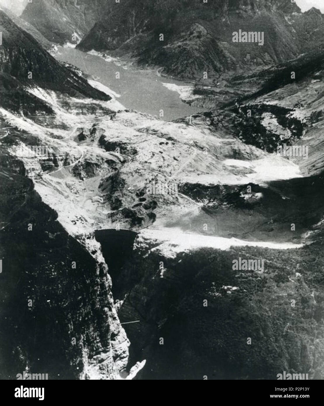 . Inglese: valle del Vajont dopo la diga Vajon disastro . 1963. Questo file è privo di informazioni sull'autore. 90 La valle del Vajont 1963 Foto Stock