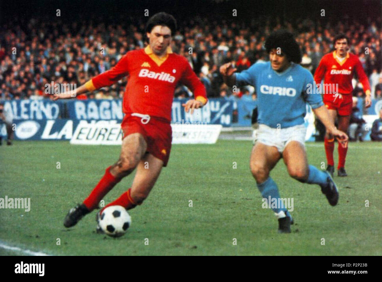 . Italiano: Napoli, stadio San Paolo, 16 dicembre 1984. Il centrocampista giallorosso Carlo Ancelotti (a sinistra) e il fantasista azzurro Diego Armando Maradona (a destra) in azione nel corso del derby del Sole tra Napoli e Roma (1-2) valevole per la 12ª giornata del campionato italiano di Serie A 1984-85. Il 16 dicembre 1984. Unknown 82 Serie A 1984-85 - SSC Napoli v come Roma - Ancelotti, Maradona Foto Stock