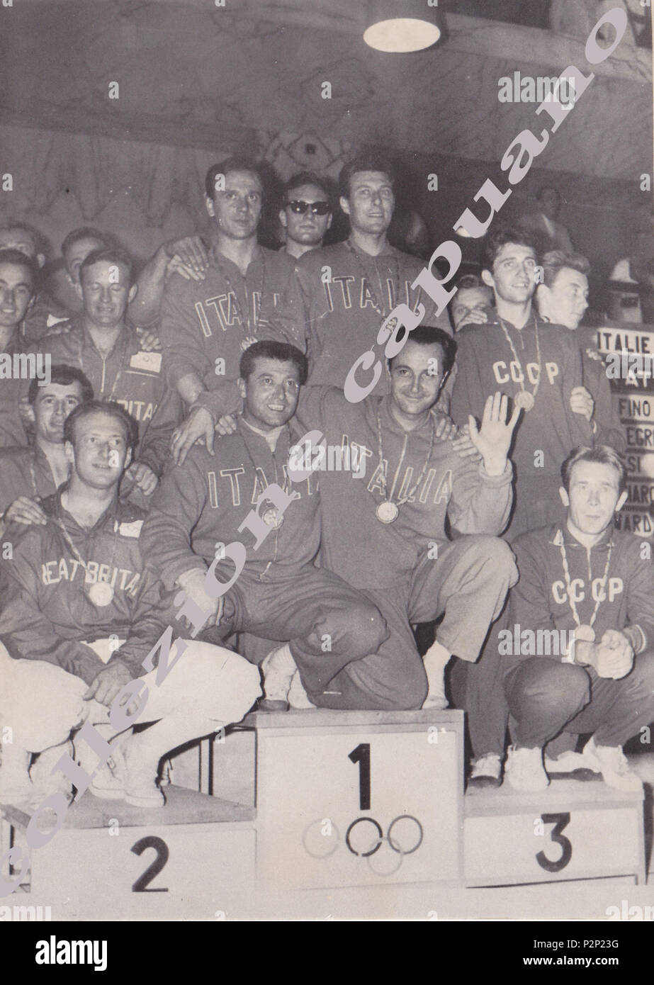 . Uomini Squadra spada podio al 1960 Olimpiadi . 1960. 25 sconosciuto Epee podio 1960 Olimpiadi di uomini Foto Stock