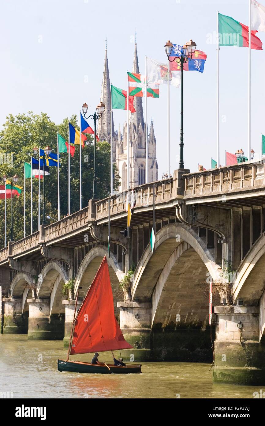 Francia, Pirenei Atlantiques, crogiolatevi paese, Bayonne, barca passando sotto il ponte Saint-Esprit Foto Stock