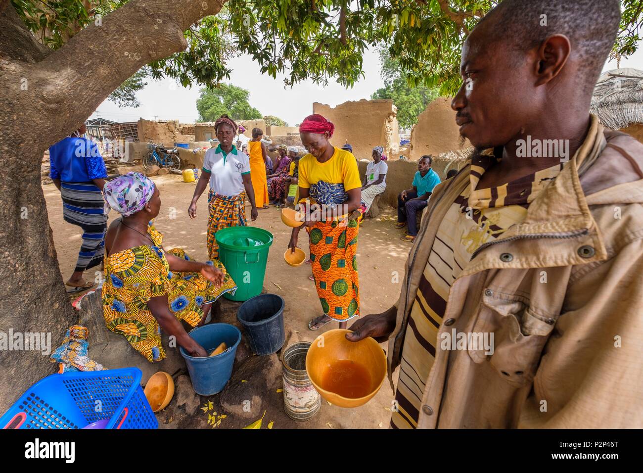 Il Burkina Faso, Regione Center-Sud, Nahouri provincia, Tiebele, giorno di mercato, vendita di dolo (birra di miglio) Foto Stock