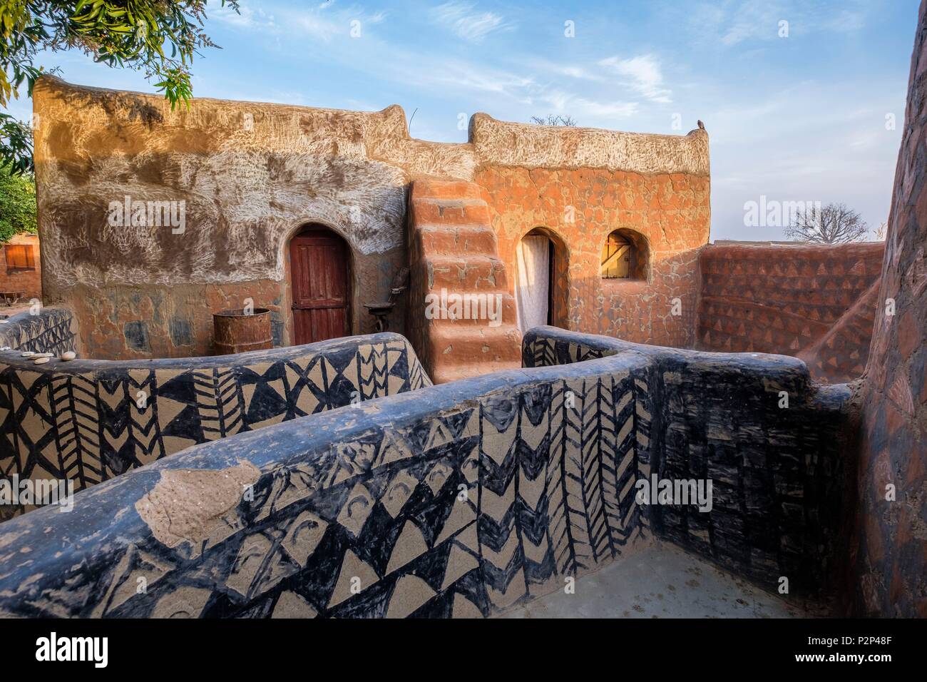 Il Burkina Faso, Regione Center-Sud, Nahouri provincia, Tiebele, Kunkolo camp-inn con la tipica architettura Kassena Foto Stock