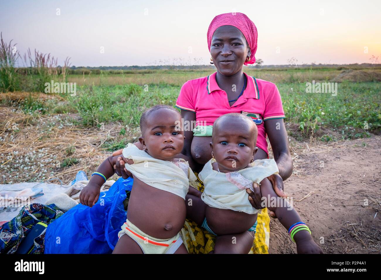 Il Burkina Faso, Regione di Cascades, Tengrela, madre con le sue figlie gemelle Foto Stock