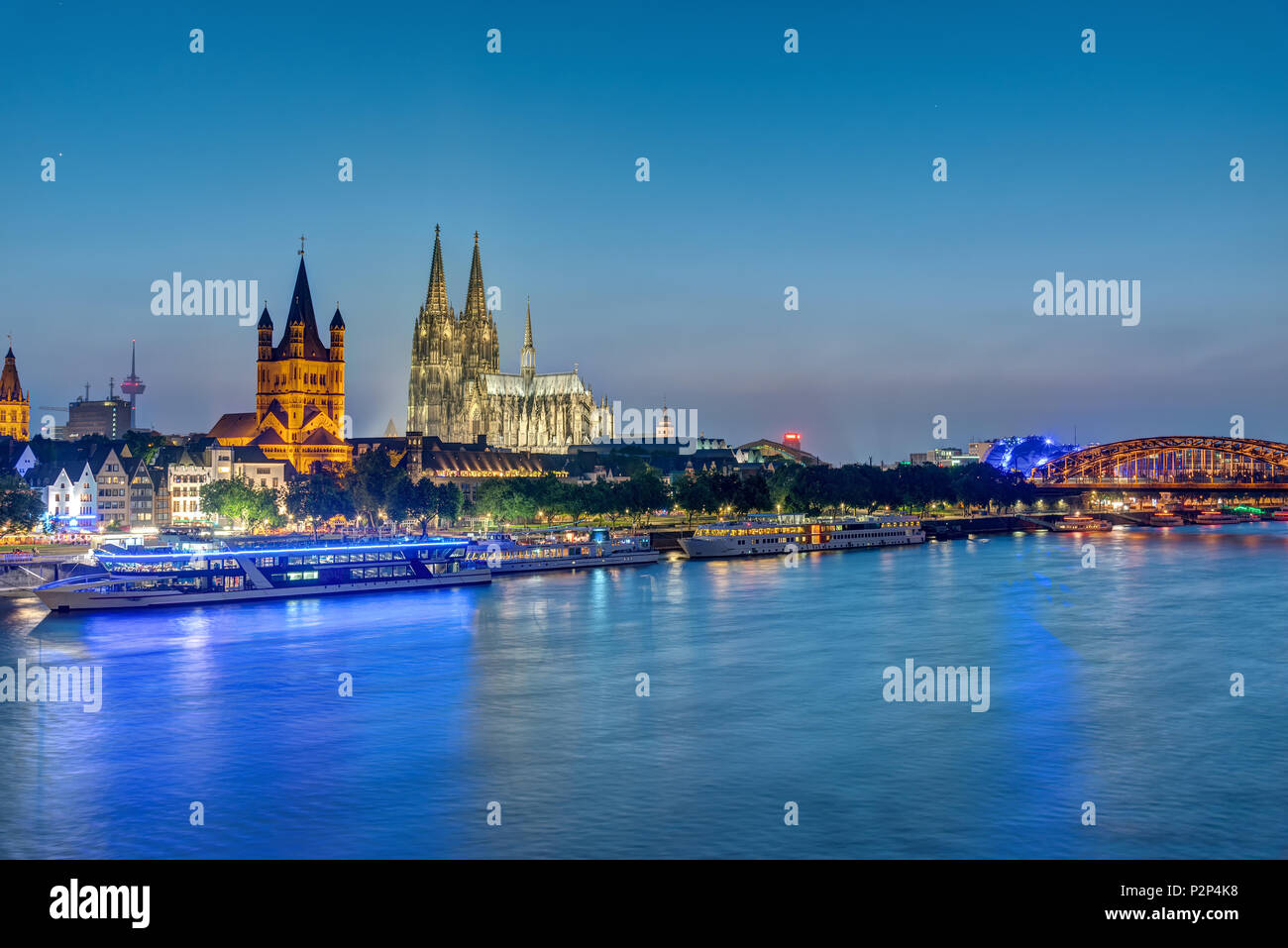 Il famoso skyline di Colonia con il fiume Reno al crepuscolo Foto Stock