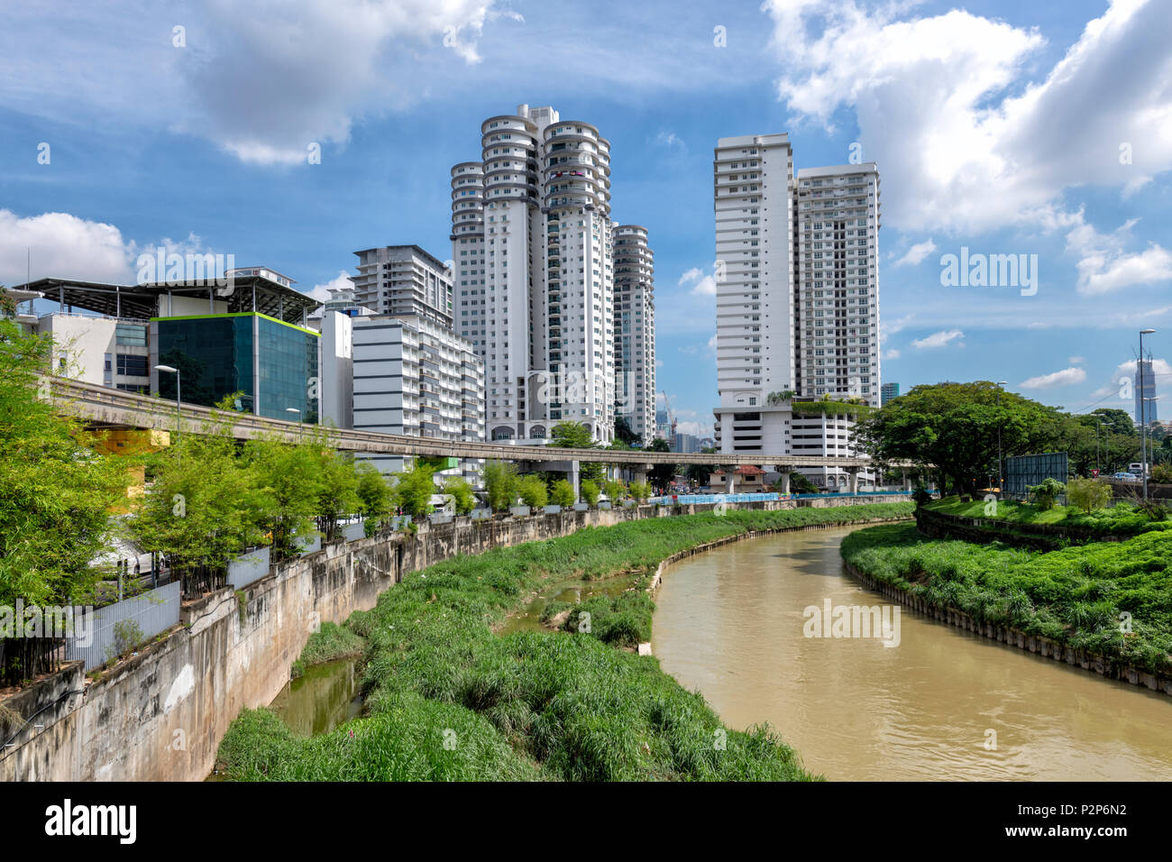 Il fiume Gombak wends nel centro cittadino di Kuala Lumpur. Kuala Lumpur in Malesia Foto Stock