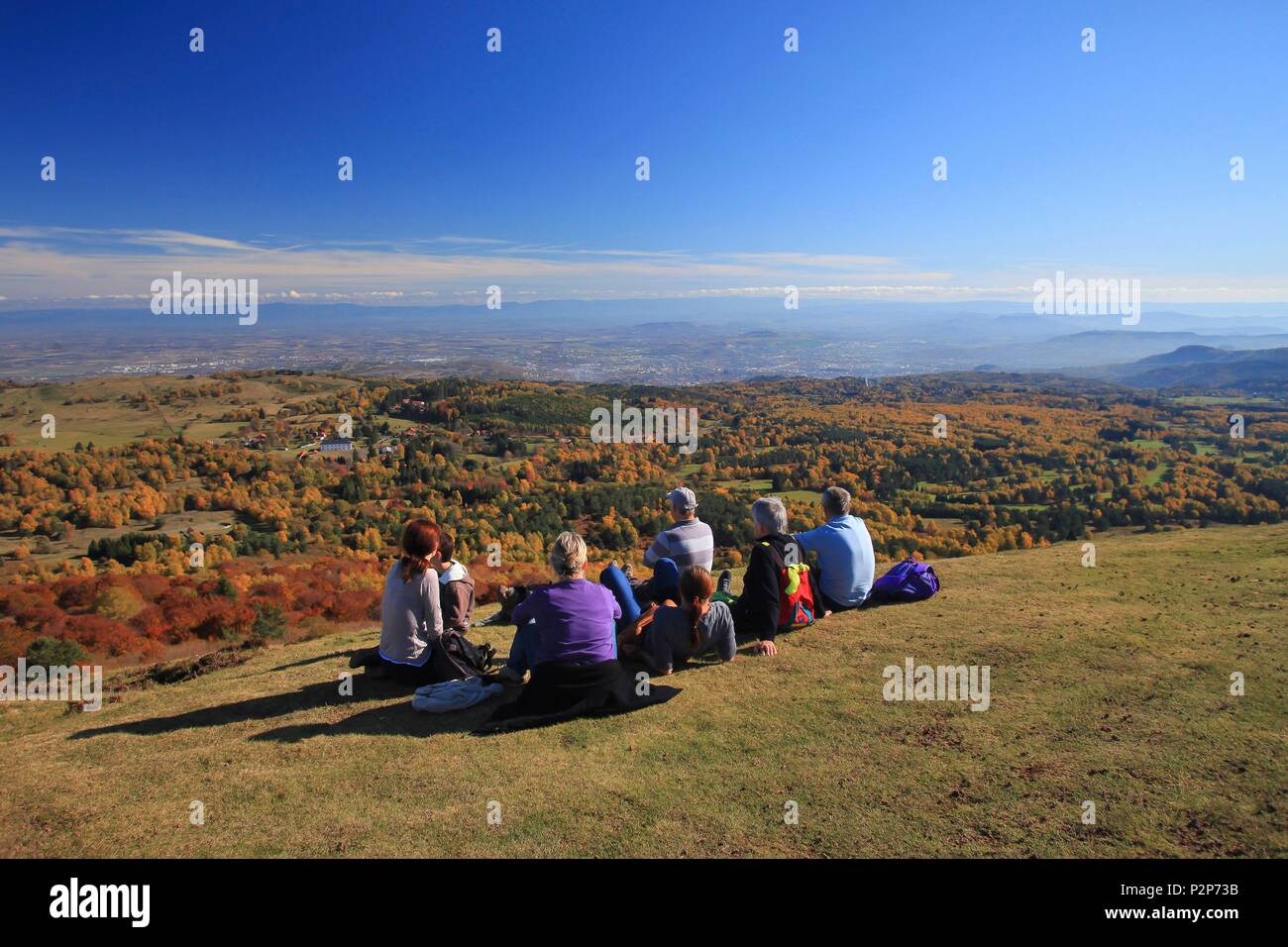 Francia, Puy de Dome, parco naturale regionale dei vulcani di Auvergne, Orcines, Chaîne des Puys, escursionisti ammirare la vista della pianura di Auvergne dalla vetta del Puy du Pariou Foto Stock