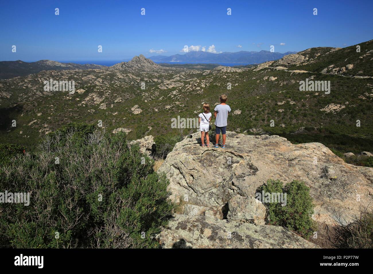 Francia, Haute Corse, 2 bambini ammirare il deserto delle Agriates Foto Stock