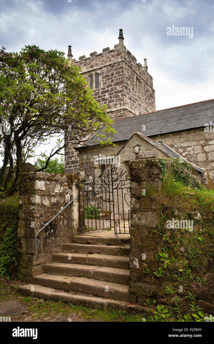 Regno Unito, Cornwall, Bodmin Moor, Warleggan, San Bartolomeo Chiesa, passi al portico Foto Stock