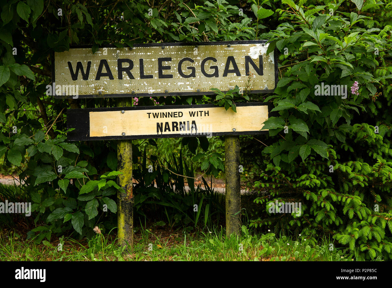 Regno Unito, Cornwall, Bodmin Moor, villaggio Warleggan segno con unofficial 'gemellato con Narnia' aggiunta Foto Stock