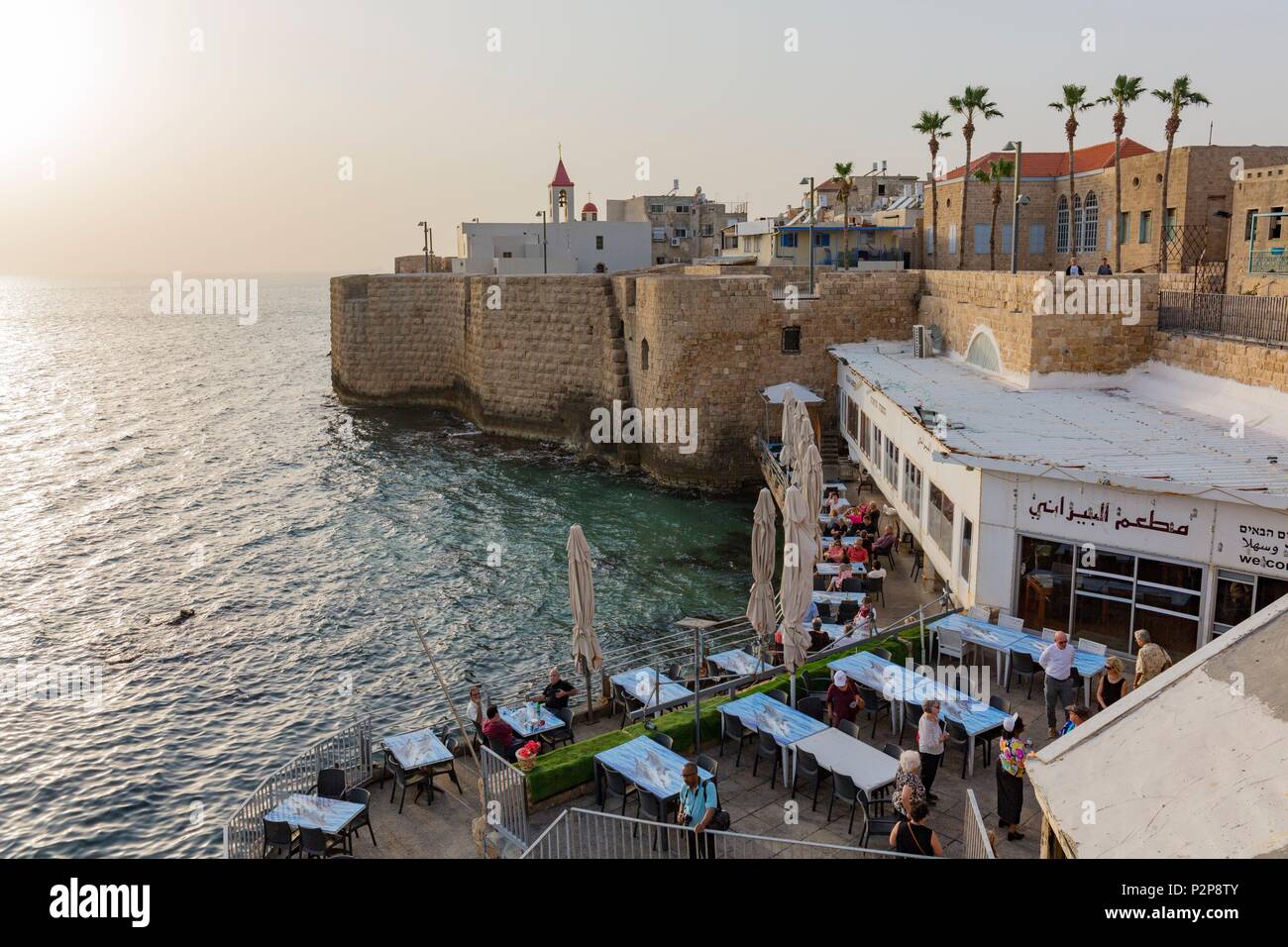 Israele, acro noto anche nel mondo cristiano come Saint-Jean-d'Acre, protetta dall'UNESCO Città Vecchia, i bastioni, la terrazza del ristorante a bordo dell'acqua Foto Stock