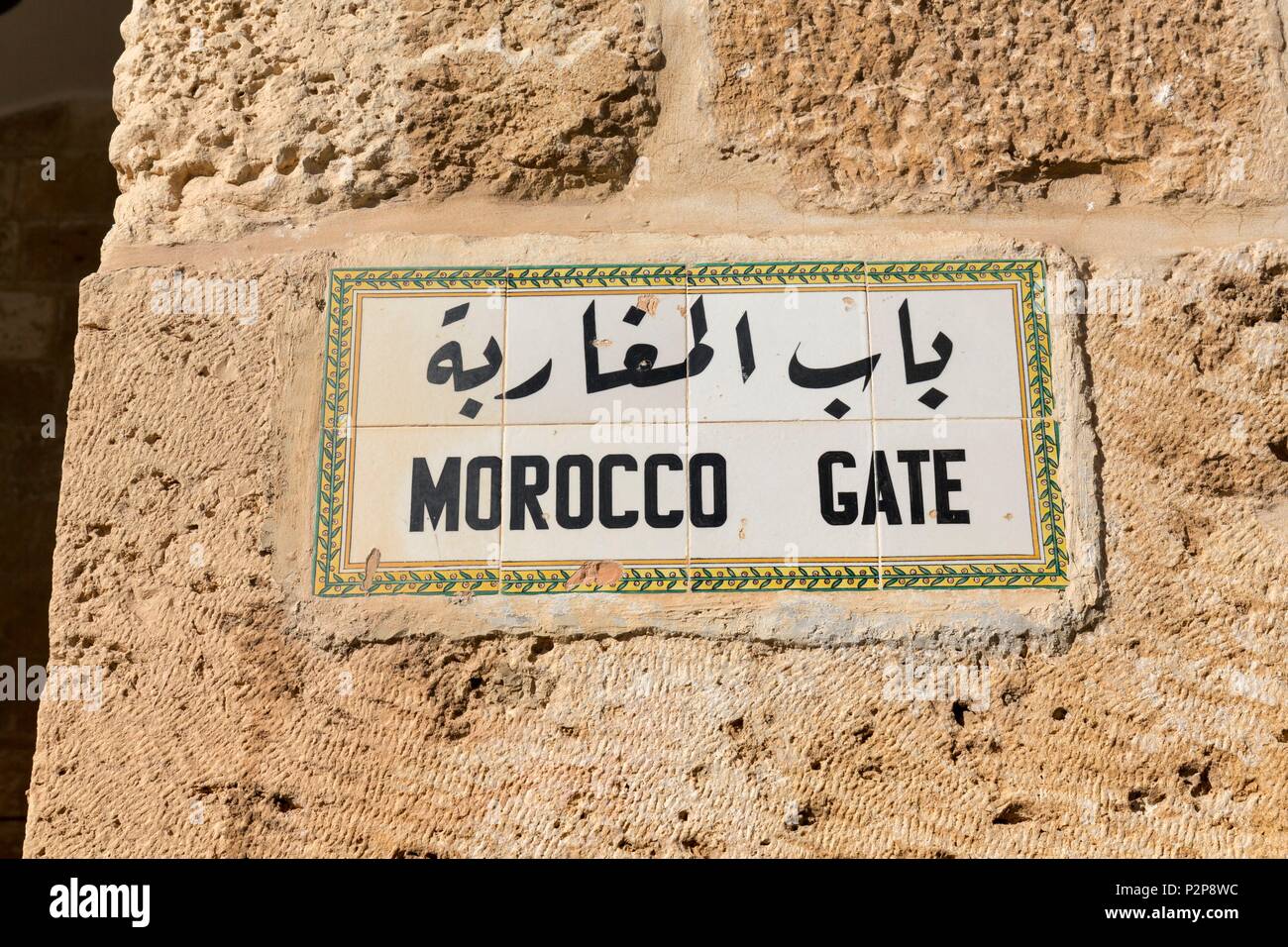 Israele, Gerusalemme, patrimonio mondiale UNESCO Città Vecchia, il Quartiere Musulmano, Marocco Gate, strada segno Foto Stock