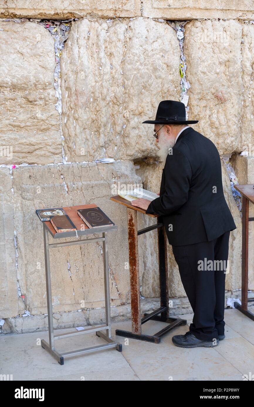 Israele, Gerusalemme, patrimonio mondiale UNESCO Città Vecchia, il Muro Occidentale o Muro del Pianto, orante Foto Stock