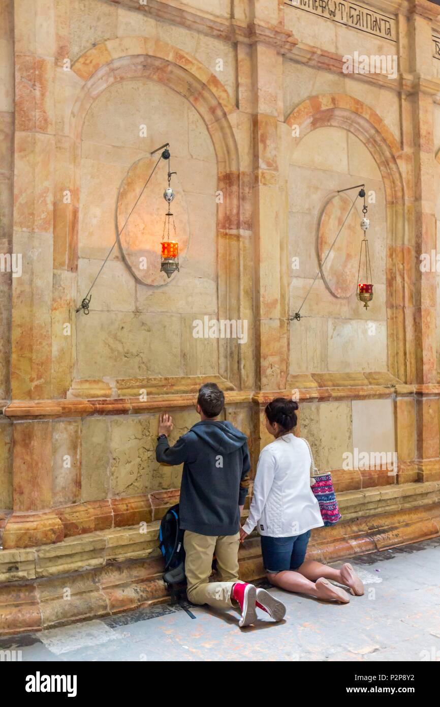 Israele e Gerusalemme, patrimonio mondiale UNESCO Città Vecchia, la Chiesa del Santo Sepolcro, fedeli nella contemplazione e nella preghiera davanti all'edificio della risurrezione che ospita la tomba di Cristo Foto Stock