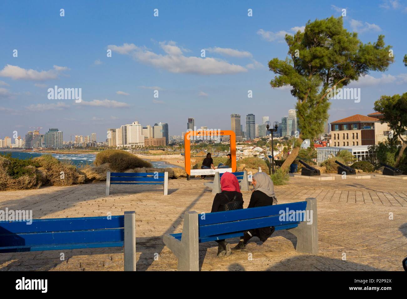 Israele, Tel Aviv, Jaffa la parte vecchia della città, terrazza gazebo che si affaccia sulla città, due donne seduta su una panchina Foto Stock