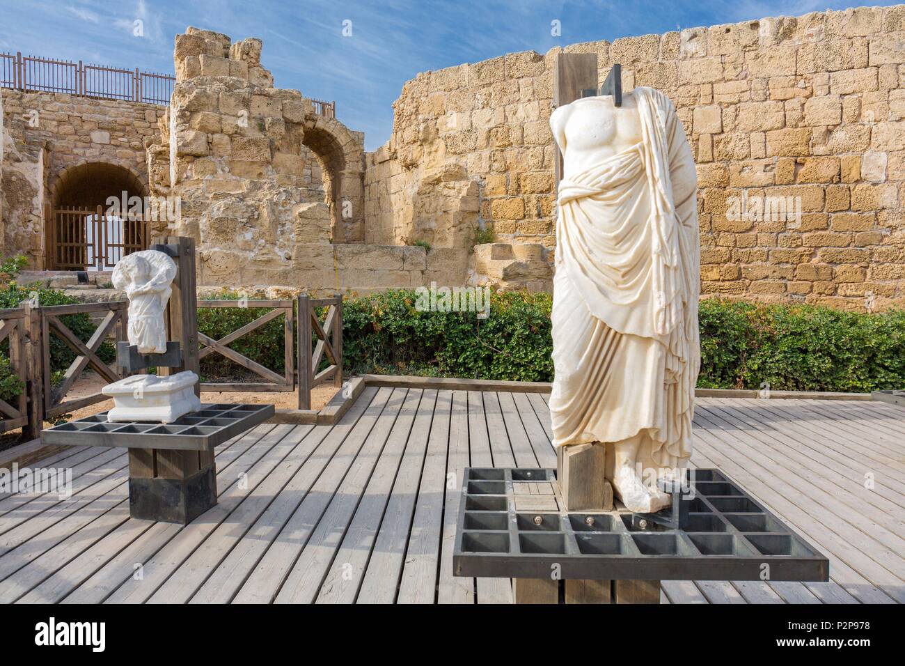 Israele, Cesarea (Cesarea maritima), antica città, parco nazionale, statua romana senza testa Foto Stock