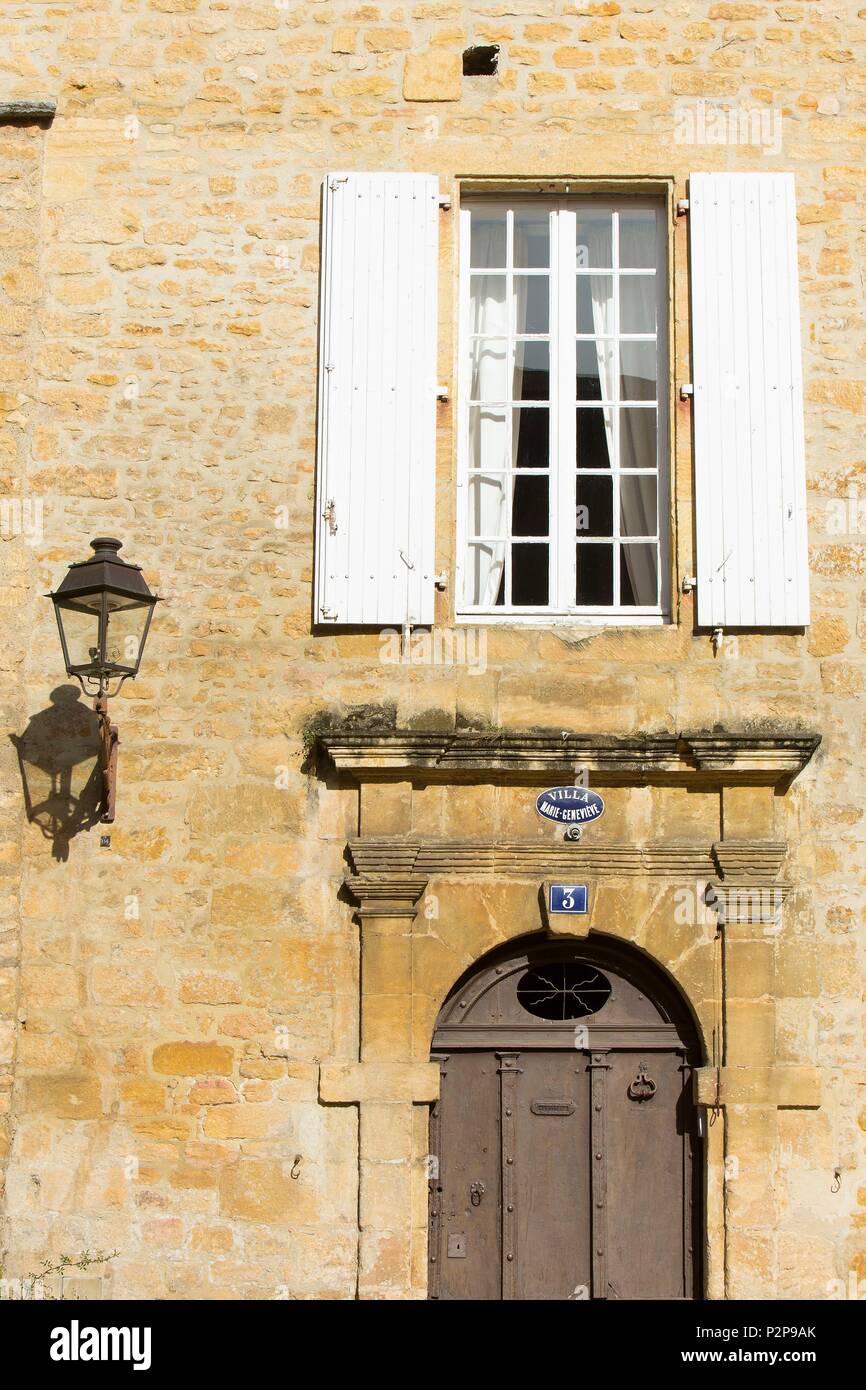 Francia, Dordogne, Perigord Noir, valle della Dordogna, Sarlat la Caneda, facciata di una casa tradizionale nel centro storico Foto Stock