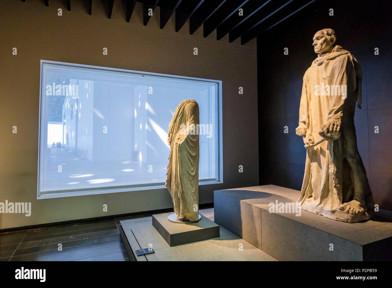 Emirati Arabi Uniti, Abu Dhabi, Saadiyat island, il Louvre Abu Dhabi è il primo museo universale nel mondo arabo progettato e costruito dall'architetto francese Jean Nouvel, Jean d’Aire dal gruppo i borghesi di Calais di Auguste Rodin (1895-1903) Foto Stock