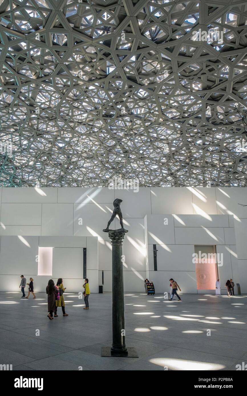 Emirati Arabi Uniti, Abu Dhabi, Saadiyat island, il Louvre Abu Dhabi è il primo museo universale nel mondo arabo progettato e costruito dall'architetto francese Jean Nouvel, scultura in bronzo di Auguste Rodin, l'uomo a camminare sulla colonna (1913) sotto i fasci di luce della cupola del museo Foto Stock