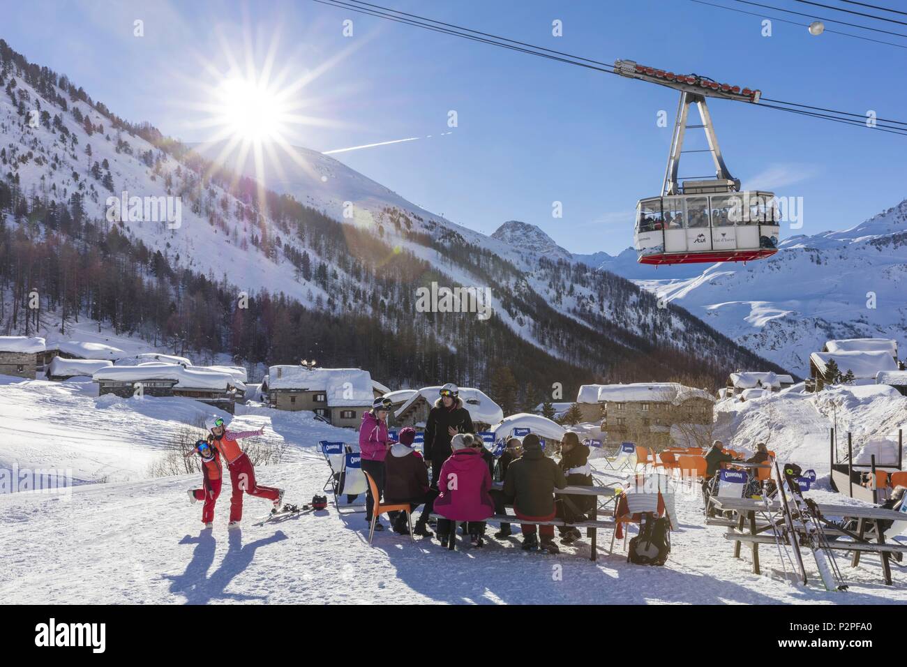 Francia, Savoie, Val d'Isère, Le Fornet, il borgo più alto (1930 m) al fondo del Col de l'Iseran, la cabina della funivia di Fornet, vista dell'Olimpico di fianco di Bellevarde (2827 m), il massiccio della Vanoise, Haute-Tarentaise valley Foto Stock