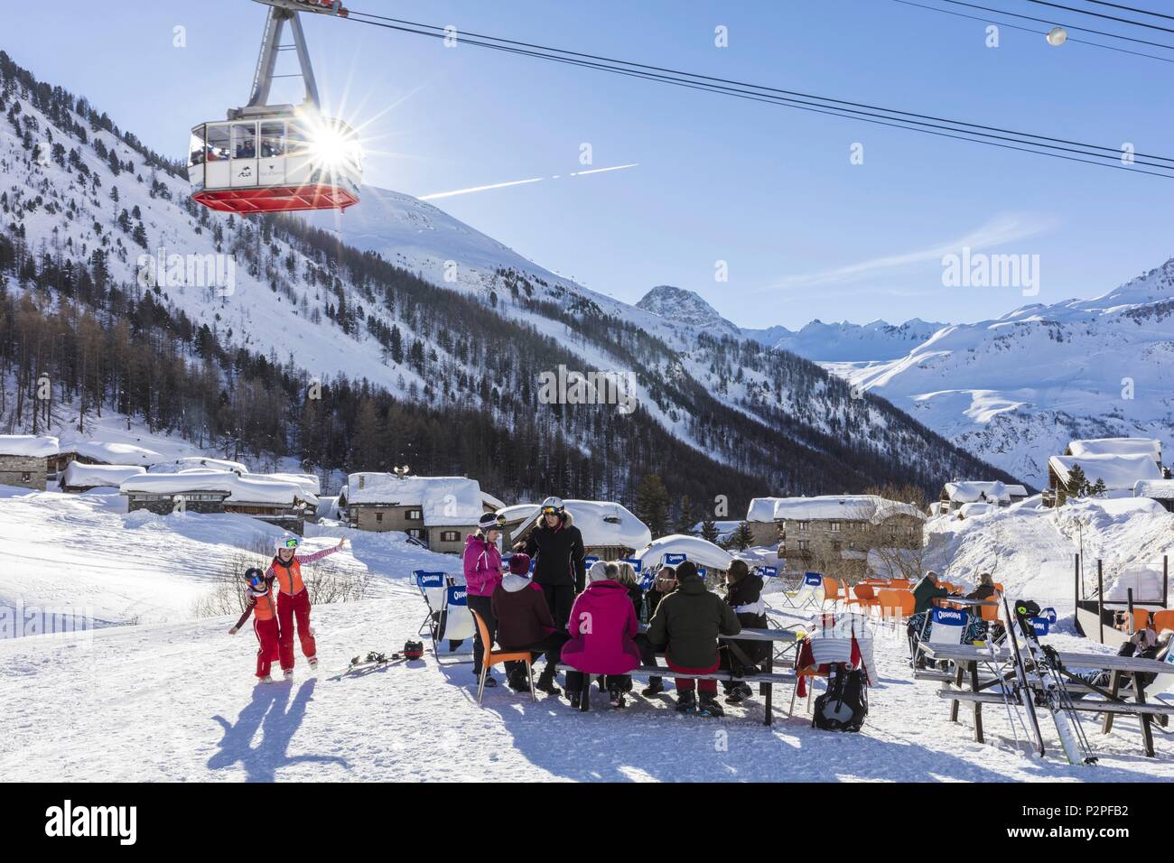 Francia, Savoie, Val d'Isère, Le Fornet, il borgo più alto (1930 m) al fondo del Col de l'Iseran, la cabina della funivia di Fornet, vista dell'Olimpico di fianco di Bellevarde (2827 m), il massiccio della Vanoise, Haute-Tarentaise valley Foto Stock