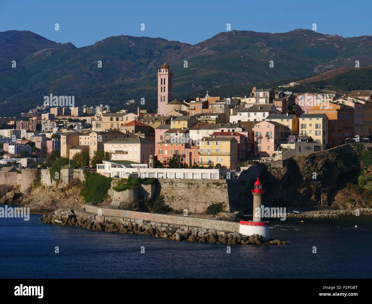 Francia, Corsica superiore (2B), Bastia, la Citadelle quartiere di Terra Nova, l'antico palazzo dei governatori genovesi che ospitano il Museo della storia di Bastia, visto dal mare. Foto Stock