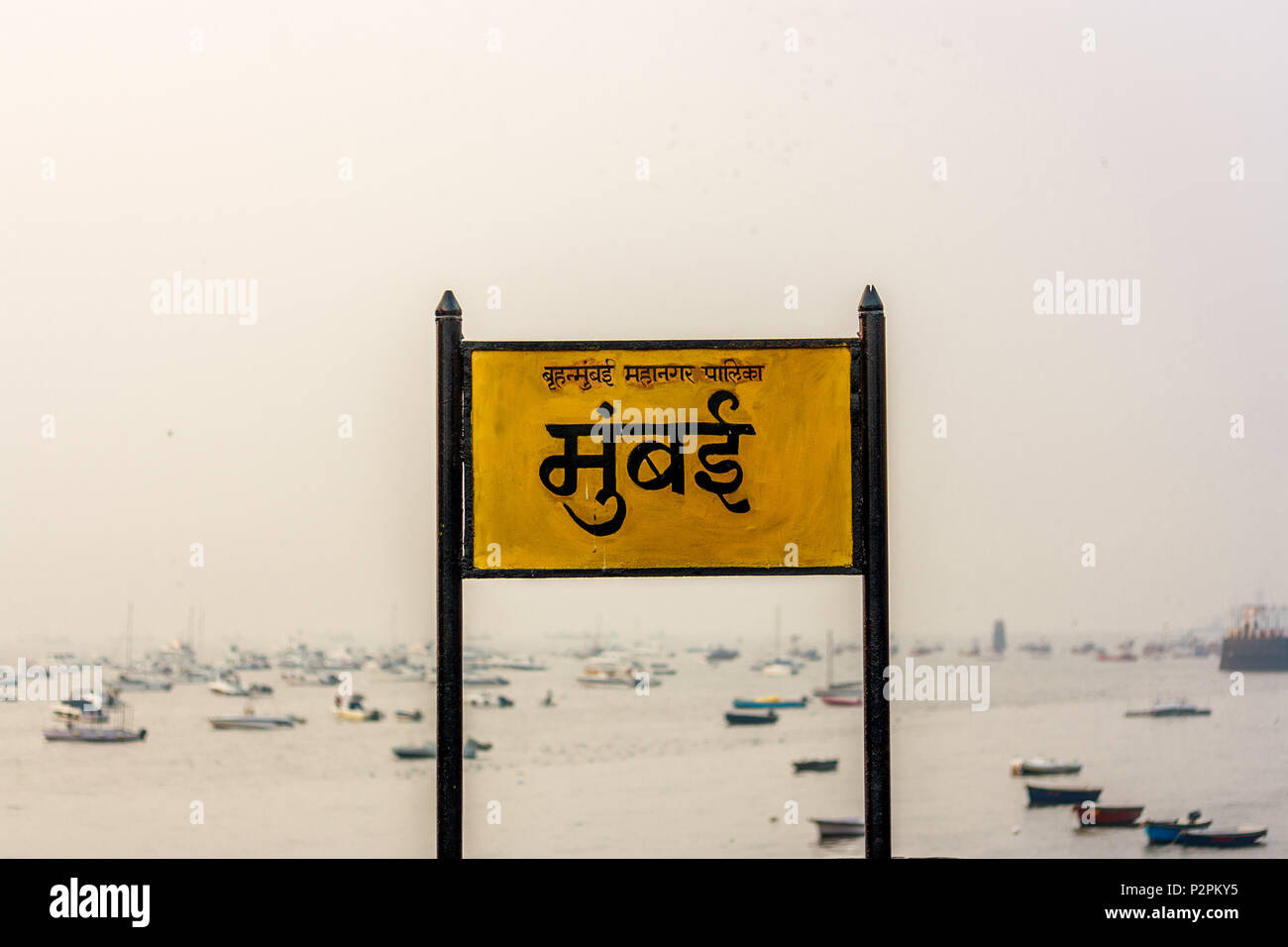 Mumbai cartello in Marathi lingua al Gateway of India, Mumbai Foto Stock