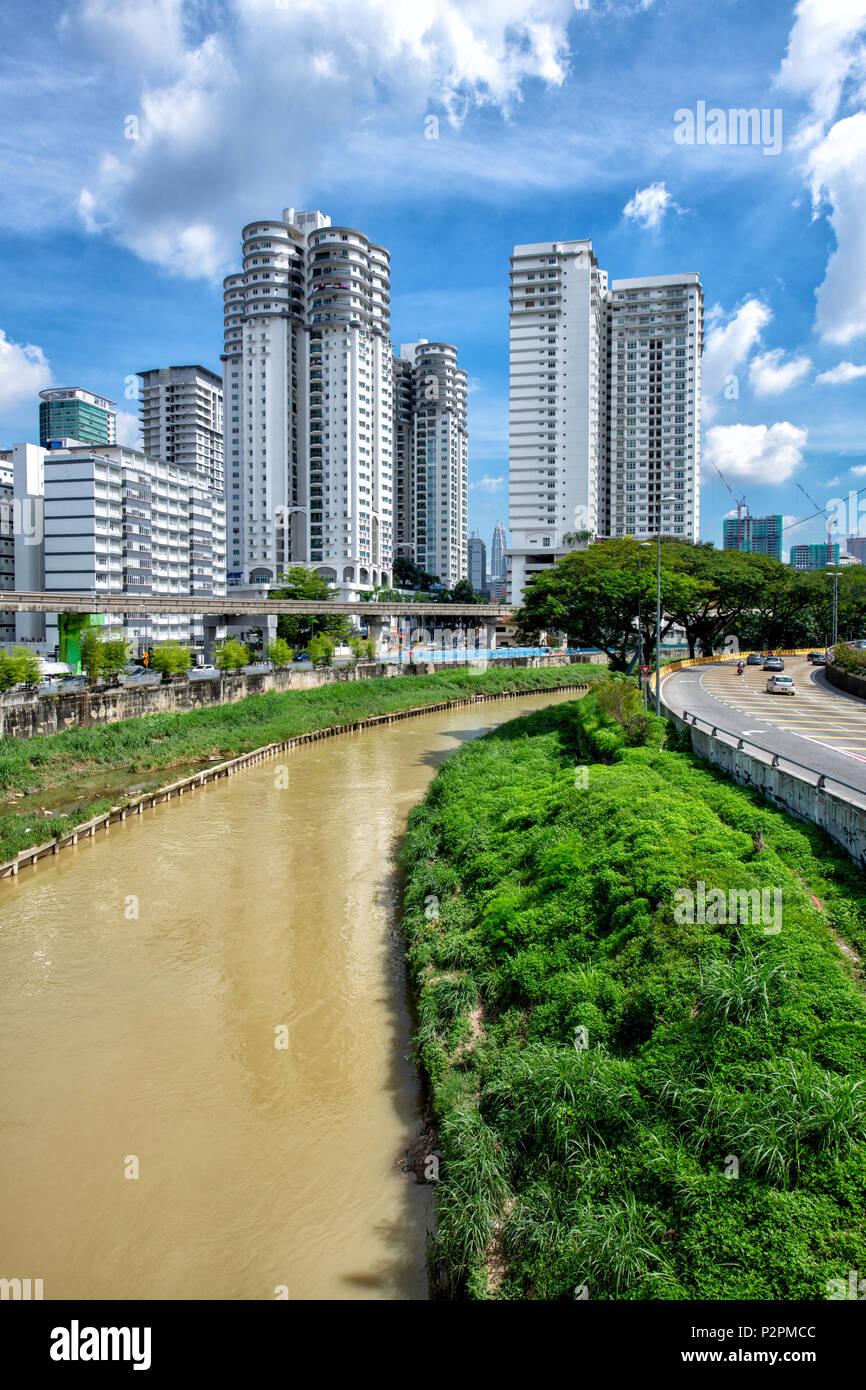 Il fiume Klang wends nel centro cittadino di Kuala Lumpur. Kuala Lumpur in Malesia Foto Stock