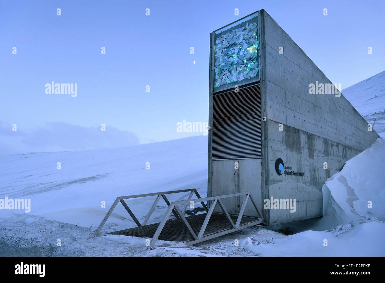 Norvegia Isole Svalbard, Spitzbergen, Longyearbyen, Svalbard Global Seed Vault (Banca del seme) fornisce una sicurezza di back-up per gli attuali genebank collezioni Foto Stock