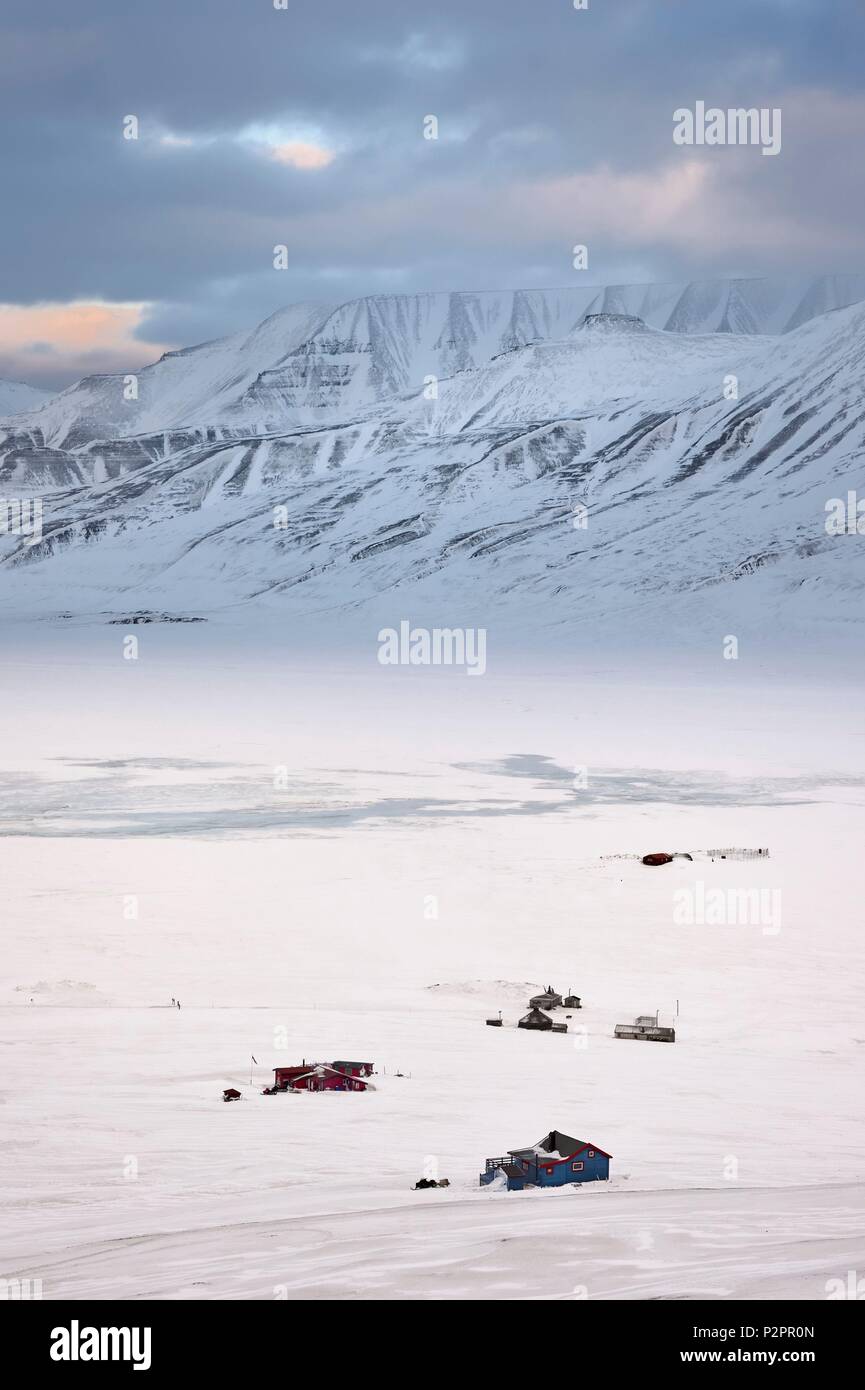 Norvegia Isole Svalbard, Spitzbergen, case isolate in Adventdalen Valley vicino a Longyearbyen Foto Stock