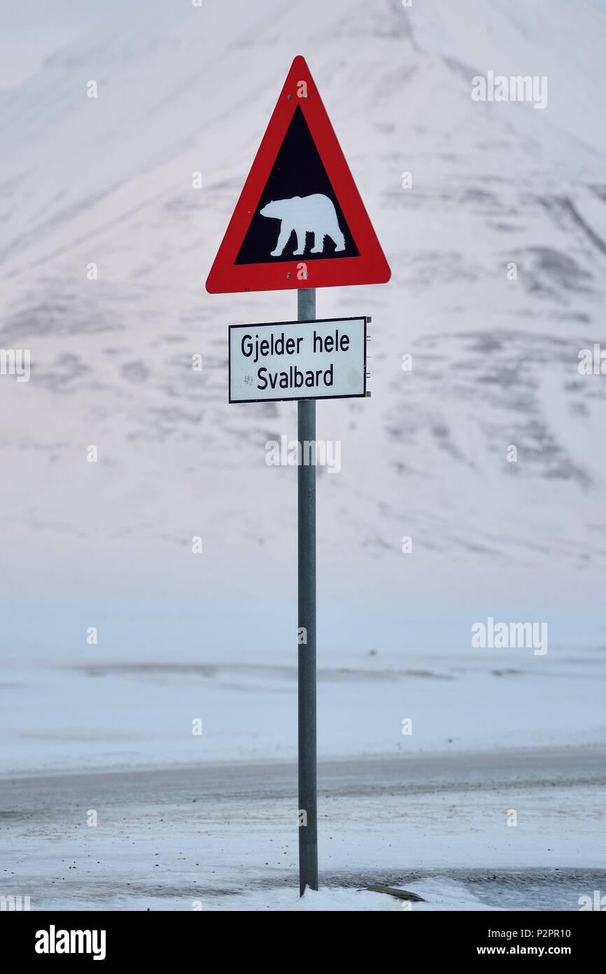 Norvegia Isole Svalbard, Spitzbergen, Adventdalen valley, segno di avvertimento di pericolo potenziale di presenza di orso polare in uscita di Longyearbyen, Gjelder hele Svalbard si applica a tutte le isole Svalbard Foto Stock