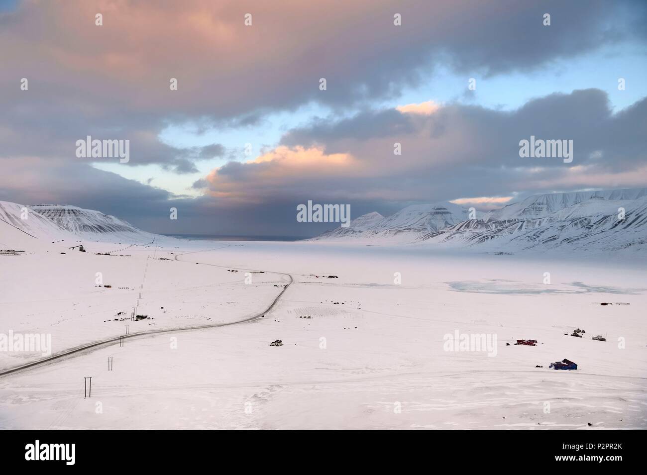 Norvegia Isole Svalbard, Spitzbergen, la strada solo nella rete stradale di meno di 46 km è in Adventdalen Valley vicino a Longyearbyen Foto Stock