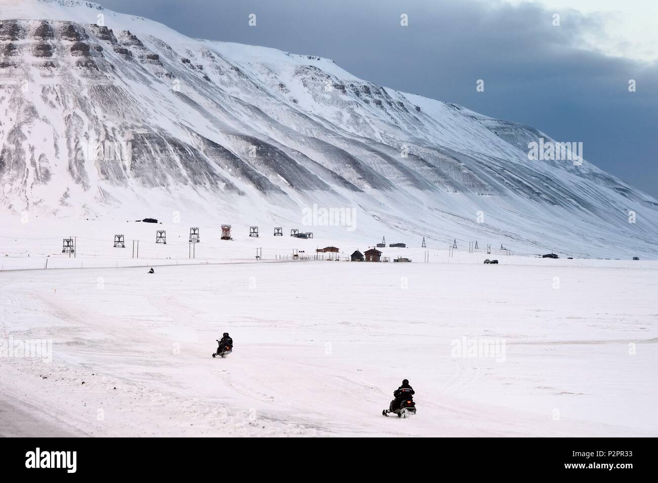 Norvegia Isole Svalbard, Spitzbergen, Adventdalen Valley vicino a Longyearbyen, motoslitta Foto Stock