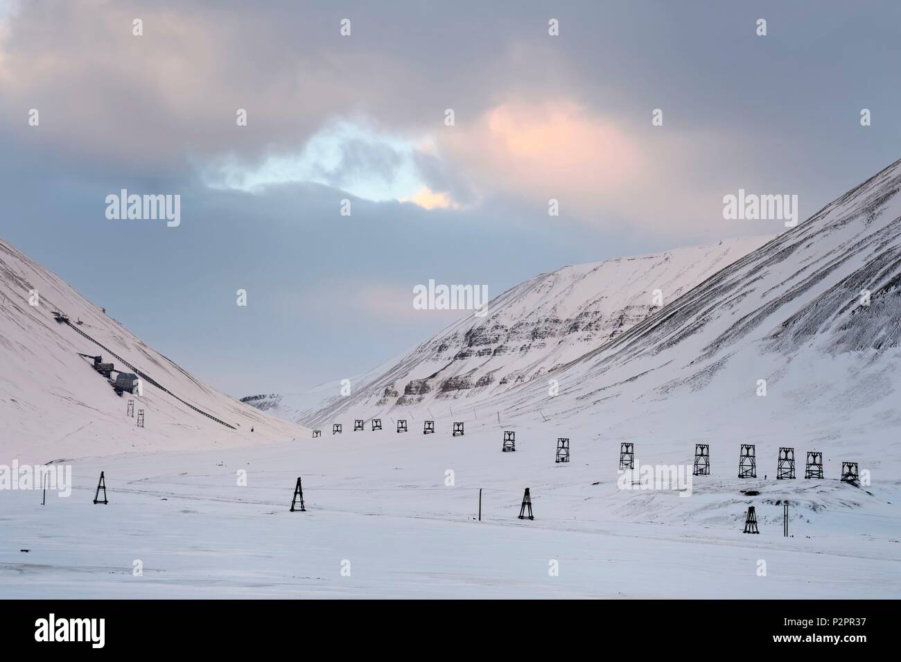 Norvegia Isole Svalbard, Spitzbergen, Adventdalen Valley vicino a Longyearbyen, abbandonata miniera di carbone Foto Stock