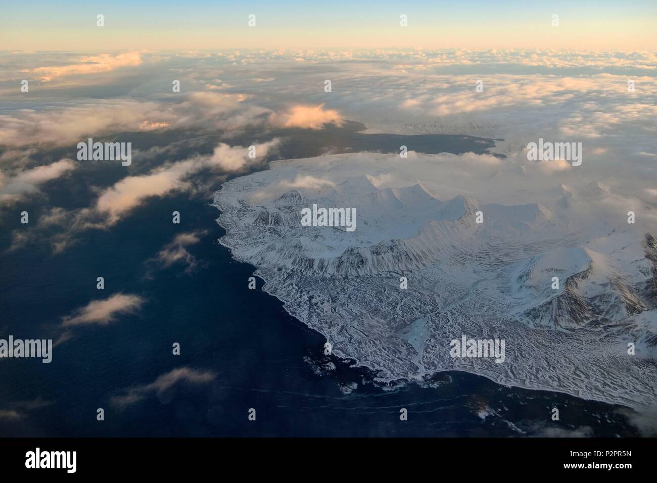 Norvegia Isole Svalbard, Spitzbergen, Longyearbyen, montagne della regione meridionale del paesaggio glaciale nelle contee di Sør-Spitsbergen National Park (vista aerea) Foto Stock
