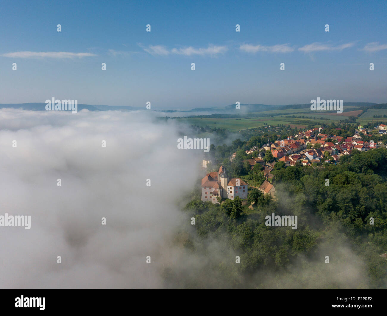 Tre castelli visto su cloud in mare Dornburg, Turingia, Germania Foto Stock