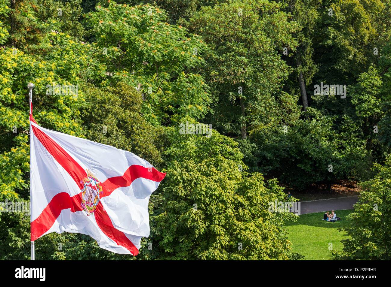 Spagna, Alava, crogiolatevi paese, Vitoria Gazteiz,Florida park con la bandiera della città Foto Stock