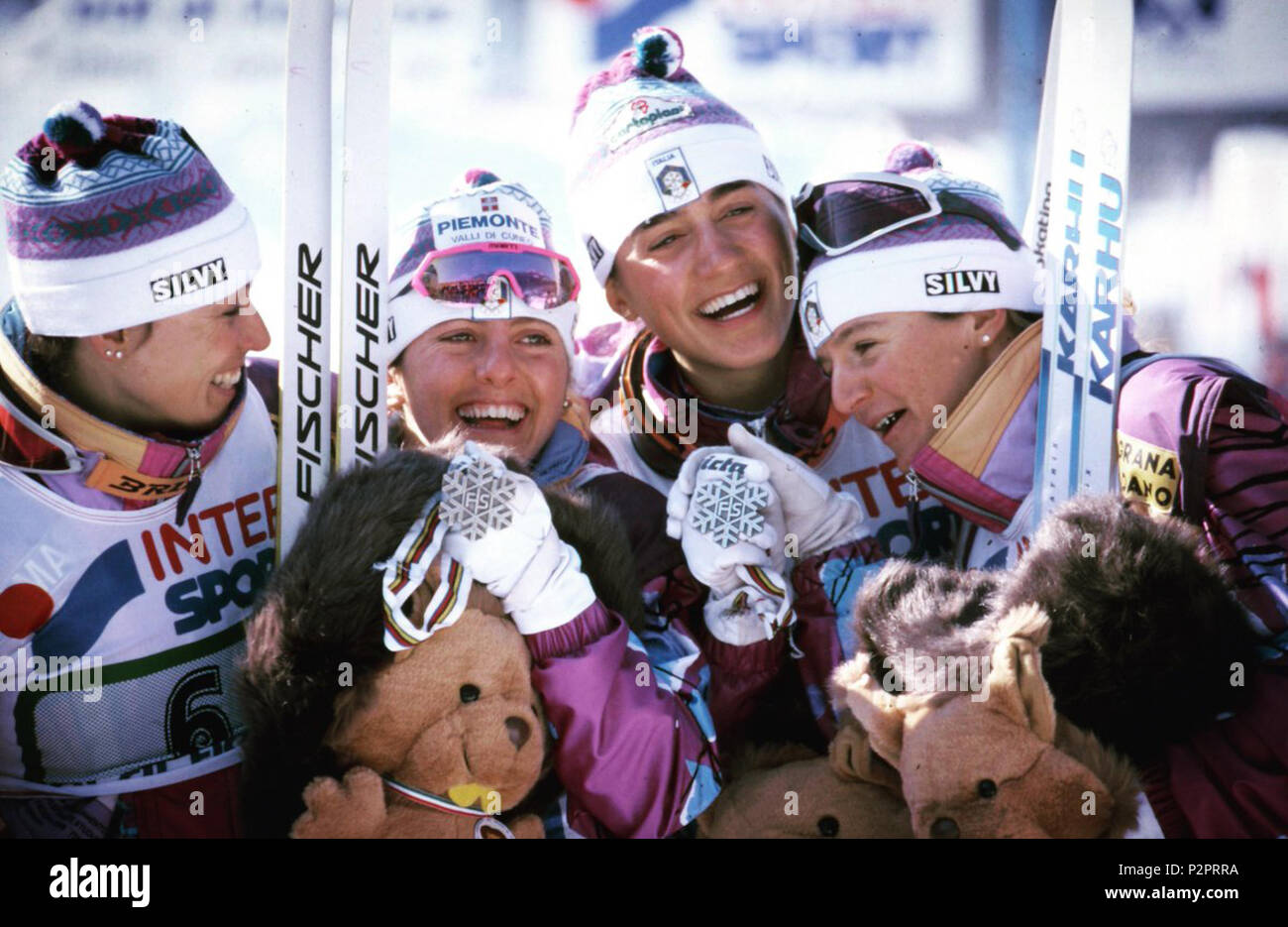 . Italiano: La squadra italiana della staffetta 4x5 km vince l medaglia d'argento ai campionati del mondo di sci nordico della Val di Fiemme 1991 (Bice Vanzetta, Manuela Di Centa, Gabriella Paruzzi e Stefania Belmondo) . Il 15 febbraio 1991. 84 sconosciuto Squadra italiana della staffetta 4x5 km un Fiemme 1991 Foto Stock
