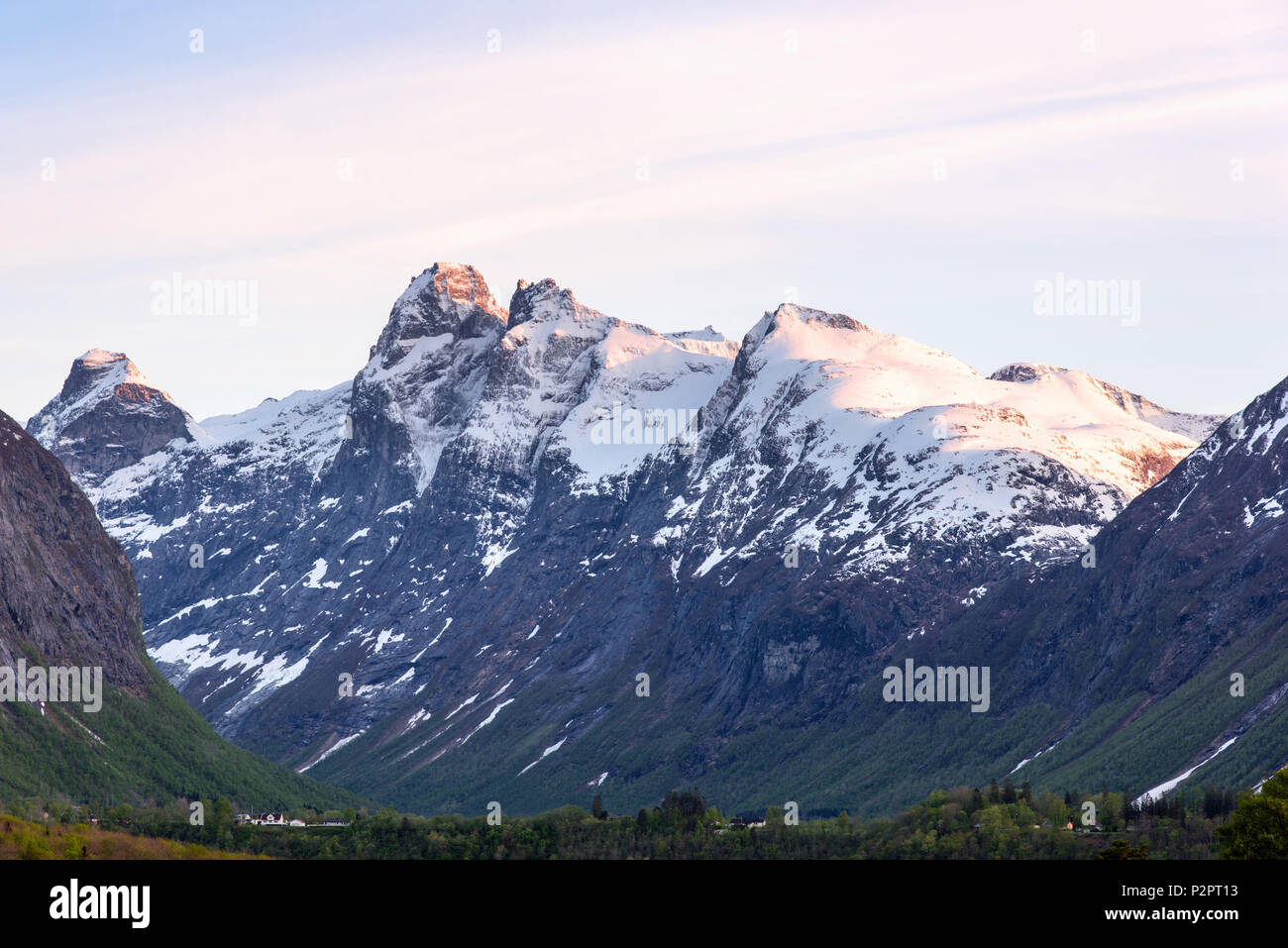 La molla, Valley, case, vista montagne, Romsdal, Norvegia, Europa Foto Stock