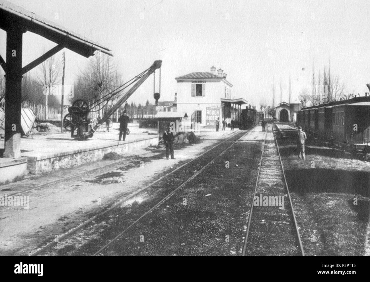 . Italiano: Stazione di Mirandola sulla ferrovia Modena-Mirandola, gestita dalla società anonima Ferrovia Sassuolo Modena Mirandola Finale (FSMMF). Sul muro è ben visibile onu manifesto pubblicitario dello spettacolo (Buffalo Bill's Wild West e Congresso dei) ruvida piloti del mondo di Buffalo Bill tenutosi a Modena il 6-7 aprile 1906. Inglese: Mirandola stazione sulla ferrovia Modena-Mirandola, gestito da PLC Ferrovia Sassuolo Modena Mirandola Finale (FSMMF). Sulla parete è chiaramente visibile un poster pubblicitari (Buffalo Bill's Wild West e Congresso dei) piloti ruvida del mondo tenutosi in Mo Foto Stock