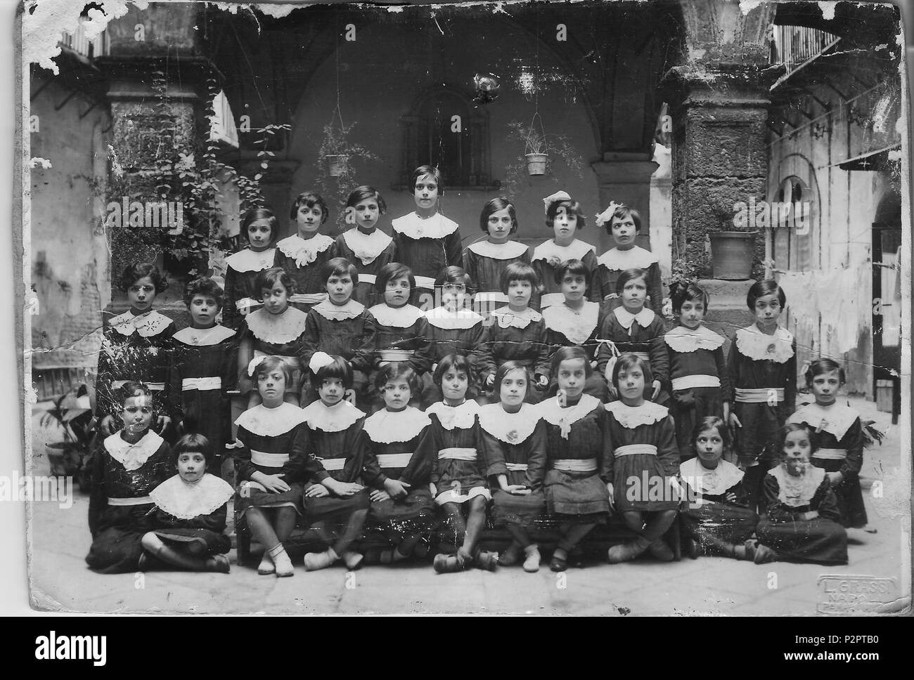 . Inglese: gli studenti di una scuola elementare per le ragazze - Napoli, Italia, 1950 . Il 28 marzo 2012. Anonimo 85 studenti di una scuola elementare per le ragazze - Napoli, Italia, 1950 Foto Stock