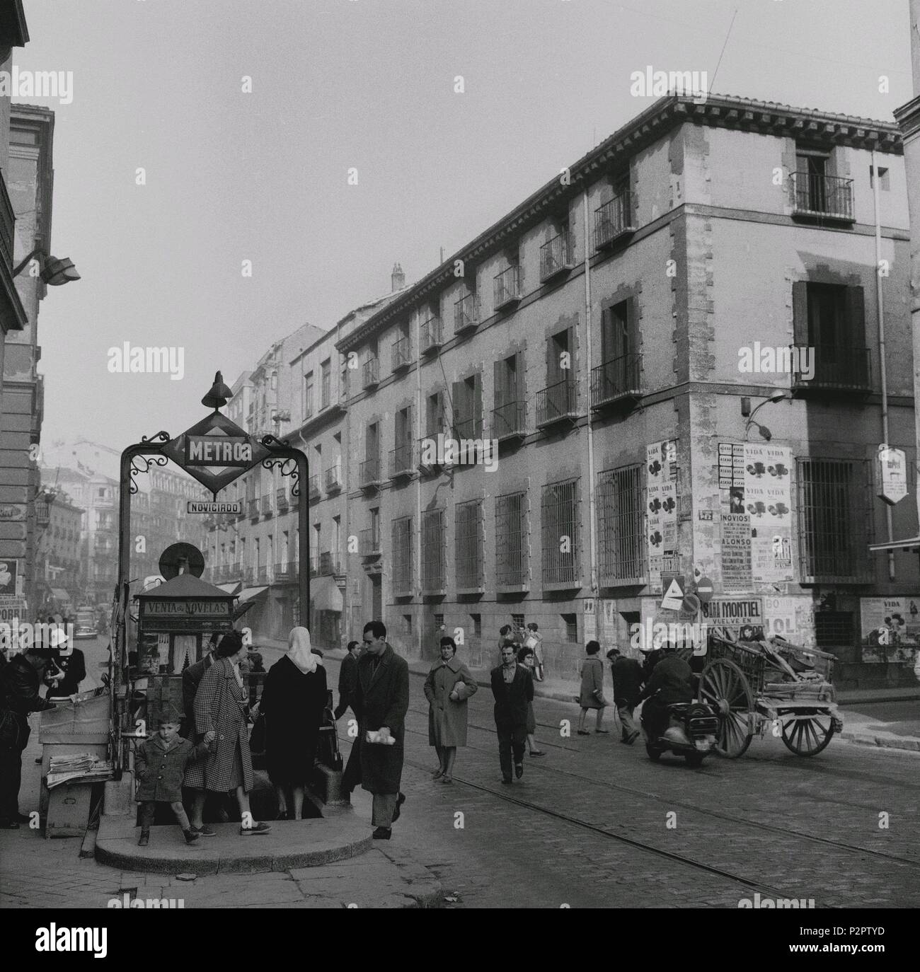 EL METRO DE NOVICIADO EN LA CALLE DE SAN BERNARDO EN 1955 - ByN. Posizione: esterno, Spagna. Foto Stock