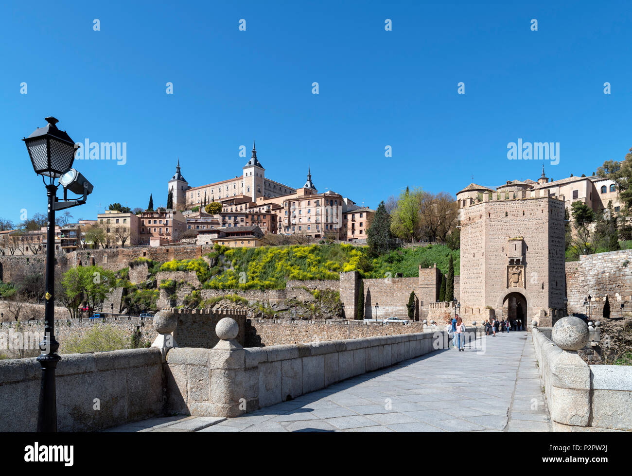 Toledo, Spagna. La storica città vecchia e Alcazar dal Puente de Alcantara, Toledo, Castilla-La Mancha, in Spagna Foto Stock