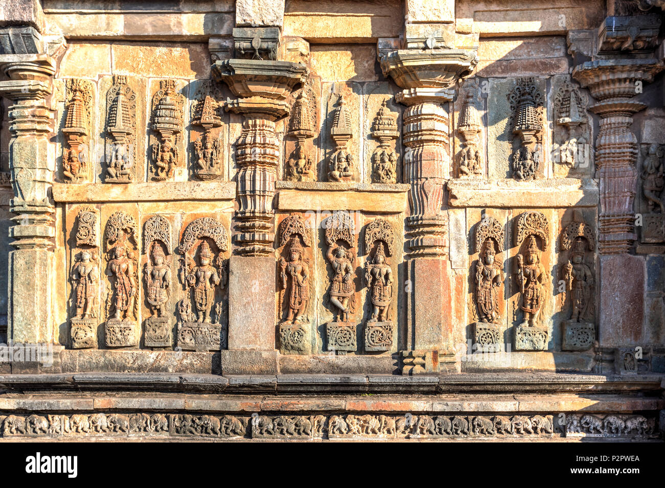 All'interno del complesso Chennakeshava, con le pareti esterne incisioni sul tempio di Andal raffiguranti diverse pose di Andal san. Belur, Karnataka, Foto Stock