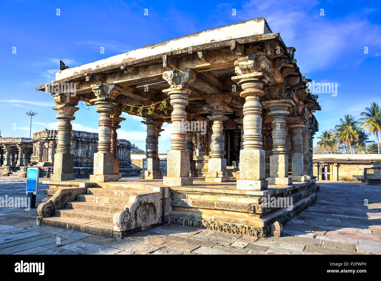 All'interno del complesso Chennakeshava, il tempio di Andal pilastri ingresso. Belur, Karnataka, India. Foto Stock