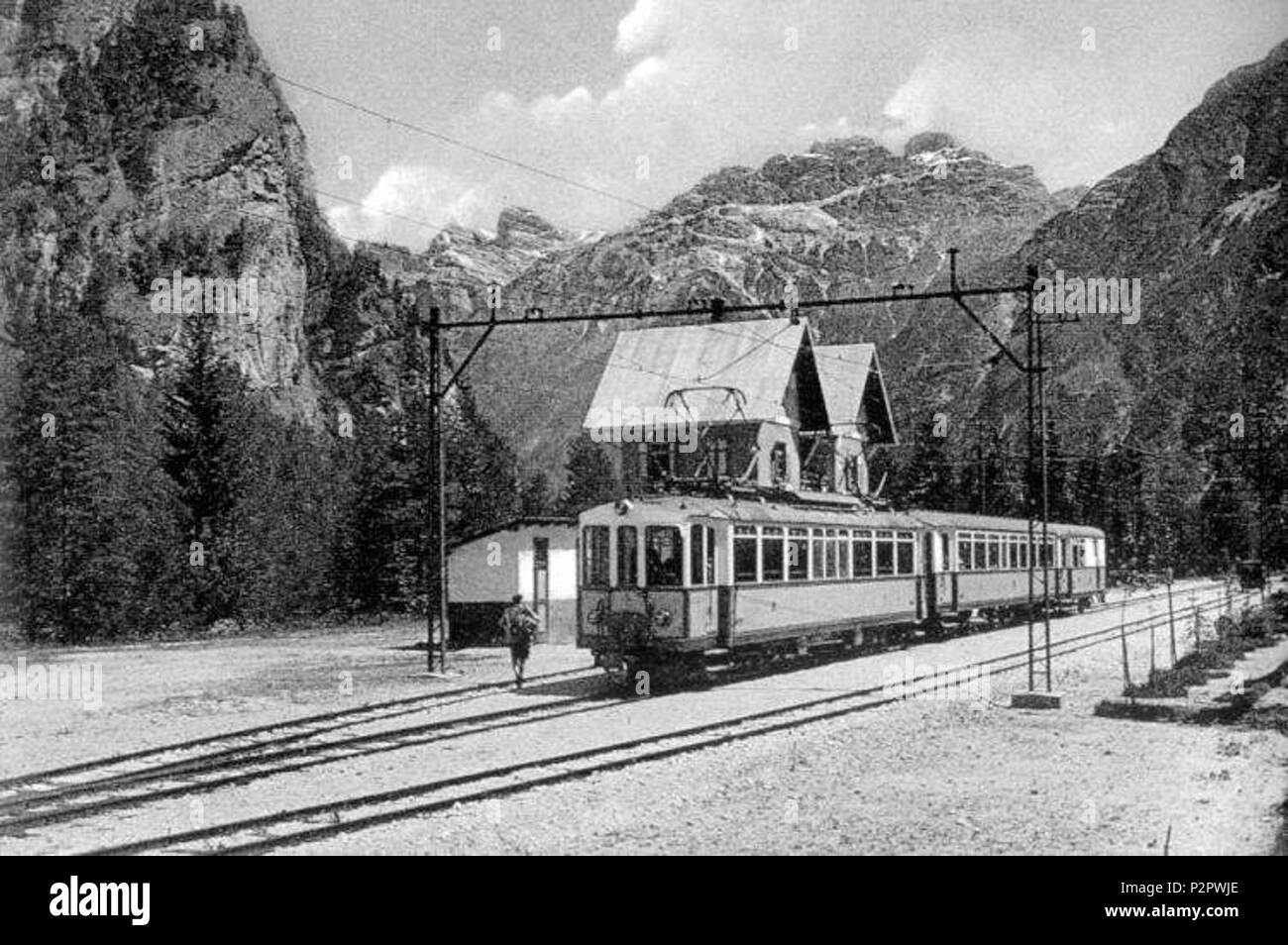 . Italiano: autore: ignoto provenienza: http://digilander.iol.it/maurobottegal - grazie a Mauro Bottegal descrizione: Treno delle Dolomiti presso carbonin dati: ignota, ma precedente il 1964 Licenza d'uso: Pubblico dominio . Questo file è privo di informazioni sull'autore. 88 Treno a carbonin Foto Stock