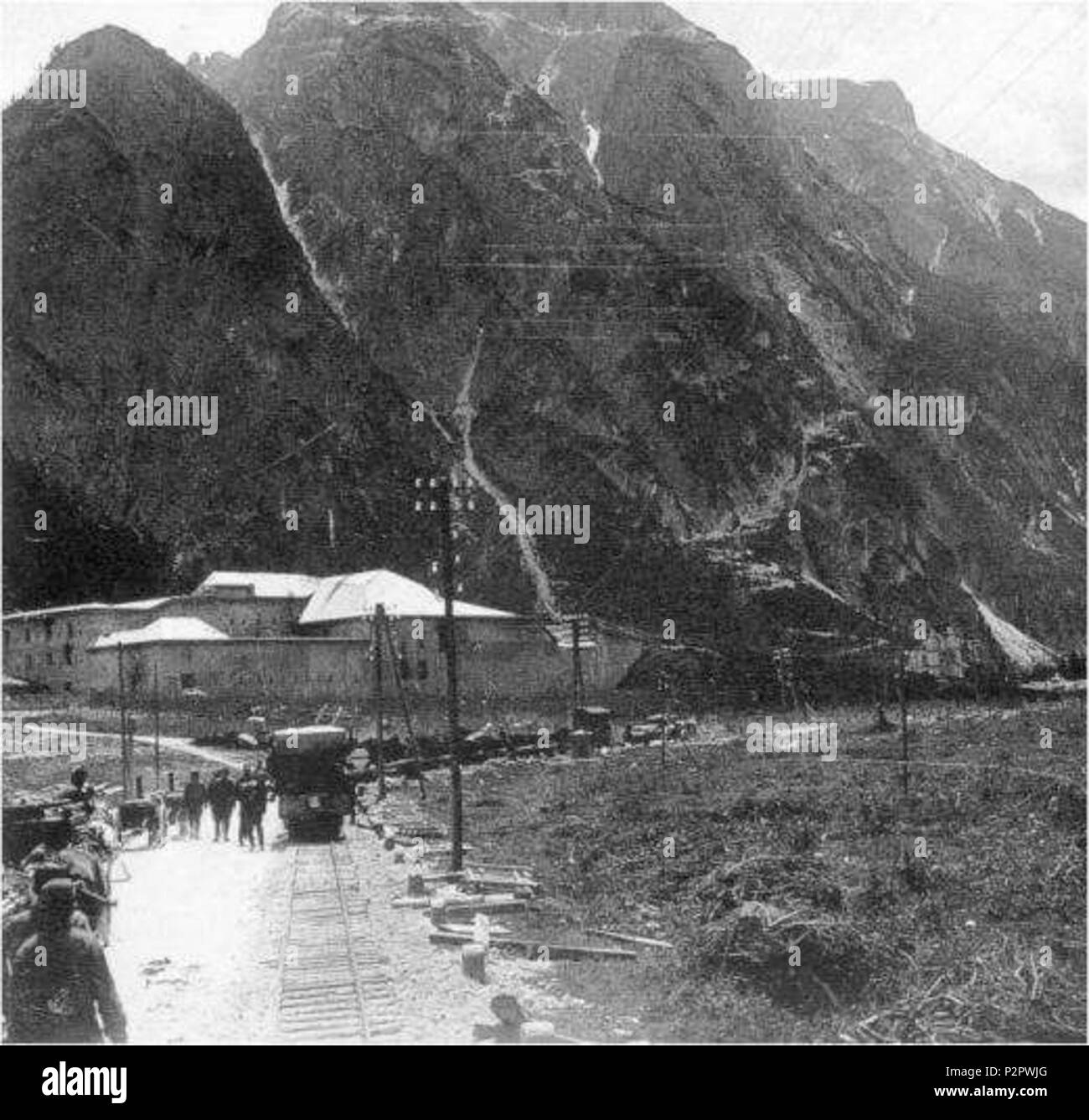 . Italiano: autore: ignoto provenienza: http://digilander.iol.it/maurobottegal - grazie a Mauro Bottegal descrizione: Treno delle Dolomiti presso il forte di landro dati: ignota, ma precedente il 1964 Licenza d'uso: Pubblico dominio . 22 maggio 2008 (originale data di caricamento). L'originale uploader era Llorenzi in Italiano . 88 Treno al forte di Landro Foto Stock