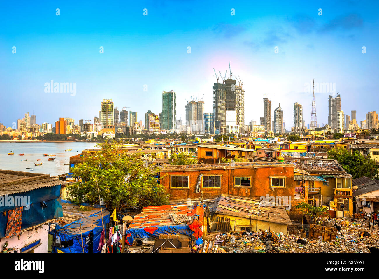 Mumbai cityscape con un grande contrasto tra ricchezza e povertà, Maharashtra, India Foto Stock